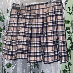 Light academia aesthetic plaid pleated skirt with side zipper and button.